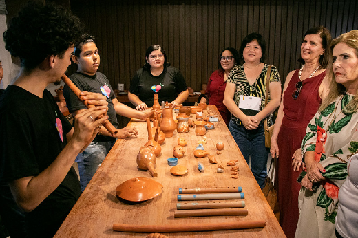 Imagem: comitiva da UFC visita luteria tradicional da Tapera das Artes 