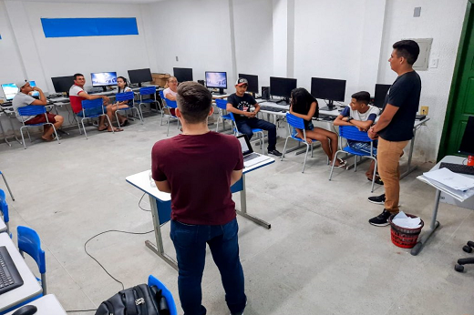 Imagens: Garis e seus filhos participaram do curso "informática Simples" realizado pelo Núcleo de Inovação (INOVE) do Campus da UFC em Quixadá (Imagem: Divulgação)