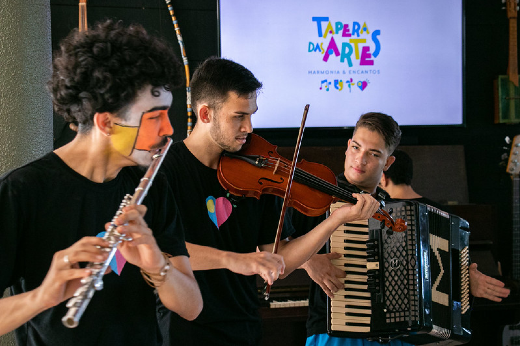 Imagem: apresentação musical de jovens da Tapera das Artes
