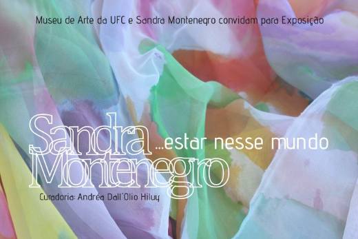 Imagem: Tecidos coloridos entrelaçados e o nome da exposição em cor branca