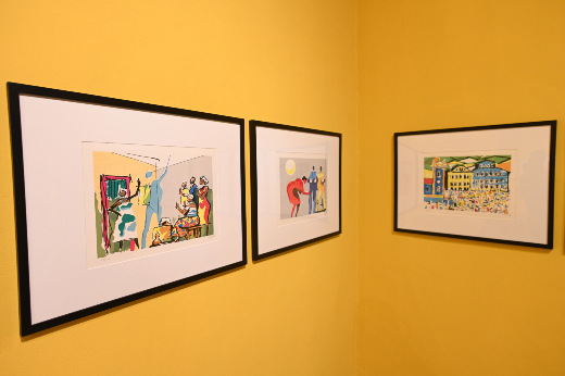 Imagem: sala da exposição com três obras de Carybé em parede amarela
