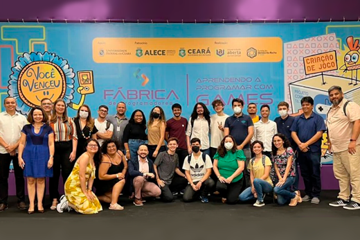 Imagem: Na imagem, professores do Campus da UFC em Quixadá - Andréia Libório, Viviane Menezes, Wladimir Tavares e Paulo de Tarso Guerra; alunos do Campus que foram tutores dos mil estudantes de ensino médio; e coordenadores da Fundação Demócrito Rocha (Foto: Divulgação)