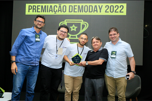 Imagem: Na foto estão, da esquerda para direita, Prof. Dmontier Aragão (UFC Russas), Marcel Bleasby (BMO), Vinícius Antonio (BMO),  Ricardo da Costa e Silva (Secretário executivo da Secretaria de Ciência, Tecnologia e Educação Superior) e Jarbas Vidal (IFCE Tabuleiro) – (Foto: Divulgação/SECITECE)