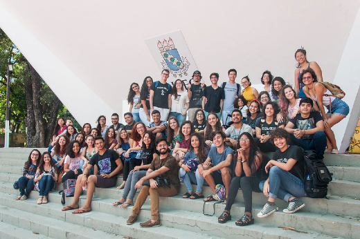 Imagem: estudantes reunidos na concha acústica da UFC