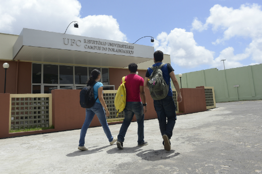 Imagem: estudantes estrando no RU do Campus do Porangabuçu
