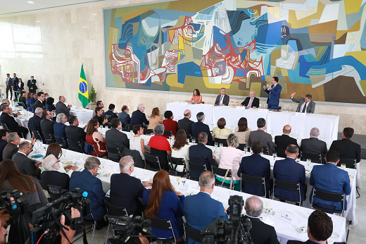 Imagem: Ministro Camilo Santana (Educação), ao lado do presidente Lula e de equipe do MEC, fala aos reitores da rede federal de ensino em evento no Palácio do Planalto. (Foto: Luis Fortes/ASCOM MEC)