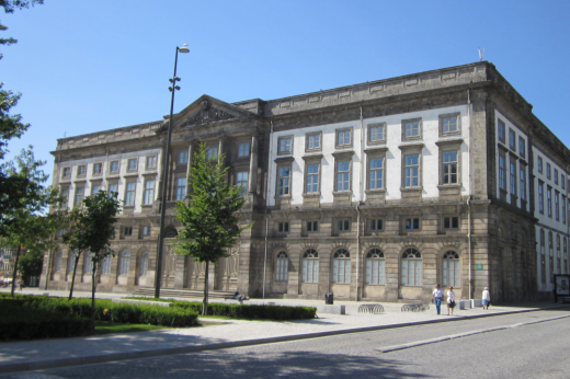 Imagem: prédio da Universidade do Porto
