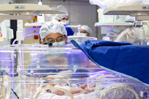 Imagem: bebê em incubadora