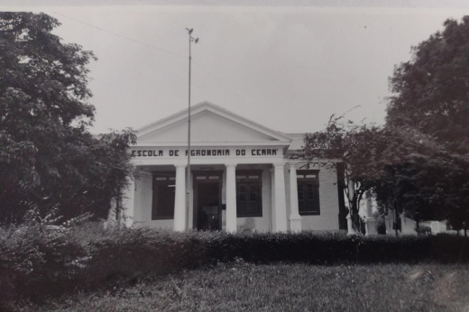 Imagem: Fachada antiga da Escola de Agronomia, atual Centro de Ciências Agrárias da UFC