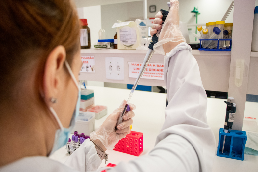 Imagem: pesquisadora em laboratório