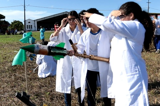 Imagem: estudantes de ensino médio em lançamento de foguetes