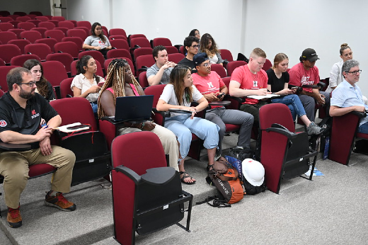 Imagem: estudantes do Brasil e dos Estados Unidos durante aula