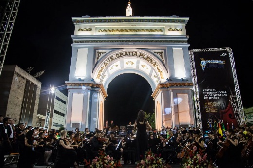 Imagem: orquestra se apresenta em praça pública