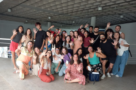 Imagem: Em clima de festa, turma do Curso de Design-Moda comemora o resultado (Foto: divulgação)