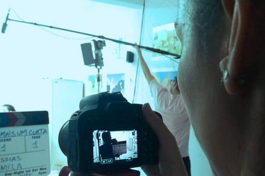 Imagem: Mulher segurando câmera enquanto grava cena