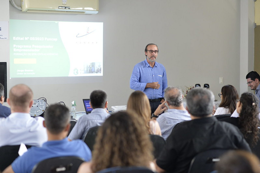 Imagem: Prof. Jorge Soares realiza apresentação sobre o Programa Pesquisador Empreendedor