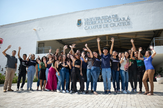 Imagem: estudantes do campus de Crateús posam em frente à fachada da unidade