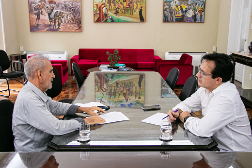 Imagem: Prof. Manoel Andrade (de camisa cinza, à esquerda) reunido com o reitor Custódio Almeida (de camisa branca, à direita) no Gabinete do Reitor. (Foto: Álvaro Graça/ UFC Informa)