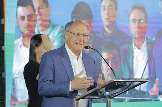 Imagem: Nafrente de um telão, o vice-presidente e ministro Geraldo Alckmin discursa para o público dos Diálogos Exporta Mais Brasil. (Foto: Divulgação/Governo do Ceará)