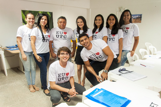 Imagem: estudantes reunidos uniformizados com camisas onde se lê "eu amo a UFC"