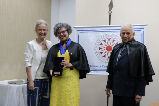 Imagem: Agraciada com a Medalha de Mérito Científico Prof. Francisco de Abreu Matos, a vice-reitora Diana Azevedo (ao centro) recebeu honraria de Aída Matos, filha do professor emérito; à direita, o presidente da ACECI, Prof. Albersio Lima. (Foto: Viktor Braga/ UFC Informa).