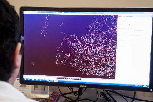 Imagem: Foto mostra pesquisador enquanto observa série de moléculas em ligações químicas em um monitor (foto: Viktor Braga/UFC Informa)