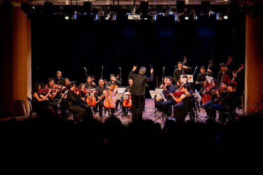 Imagem: Orquestra Jacques Klein em cima de um palco