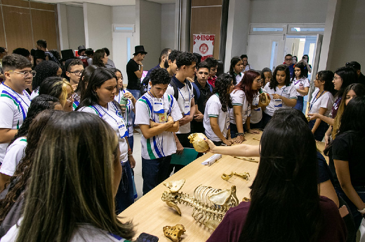 Imagem: A feira, que reuniu alunos e professores de escolas de vários municípios, movimentou vários espaços do Centro de Convivência (Foto: Viktor Braga/UFC)