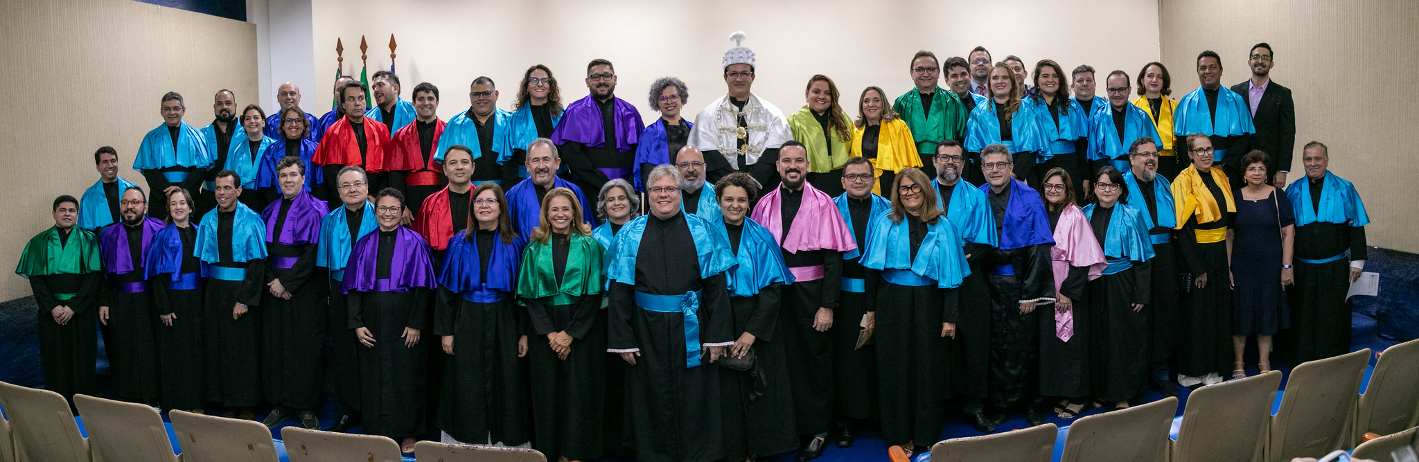 Imagem: Foto posada dos novos diretores e vice-diretores das unidades acadêmicas usando vestes talares