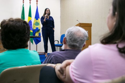 Imagem: No auditório da Reitoria, Diana Azin, procuradora federal da AGU, palestrou sobre combate ao assédio  (Foto: Ribamar Neto/UFC)