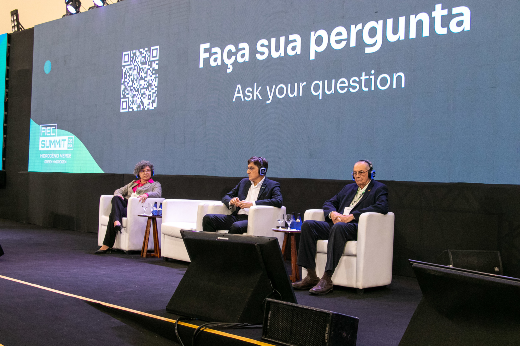 Imagem: pessoas sentadas em um palco