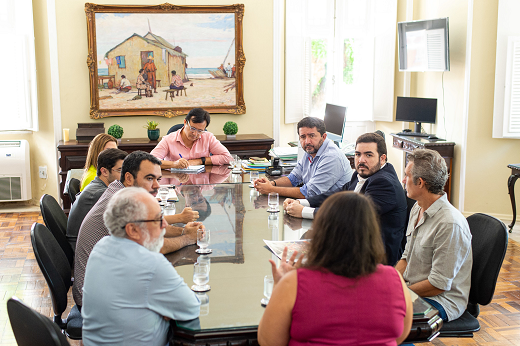 Imagem: Sentados à mesa, no Gabinete do Reitor, representantes da Reitoria da UFC, do LABOMAR e do município de Jijoca reunem-se para tratar de estação científica no parque nacional de Jericoacoara. (Foto: Viktor Braga/ UFC Informa)