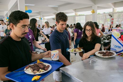 Imagem: Estudantes se servem em suqueira no RU