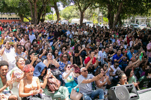 Imagem: Público dos Encontros Universitários lotou a praça em frente ao Palco Mix para conferir a palestra