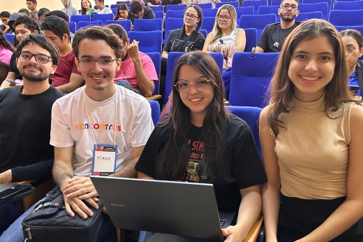 Imagem: alunos posam em auditório