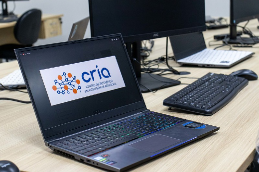 Imagem: laptop com imagem da logo do CRIA na tela
