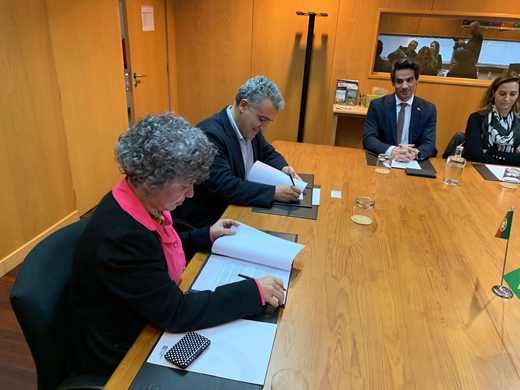 Imagem: Sentada num Gabinete, vice-reitora (em primeiro plano) concorda com dirigentes do Instituto Politécnico de Leiria, em Portugal.  (Foto: Divulgação)