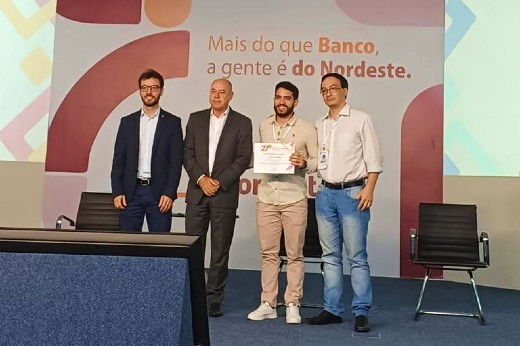 Imagem: Ao centro, de camisa clara, o jovem doutorando Marleton Sousa Braz, premiado duas vezes pelo BNB (Foto: acervo pessoal)