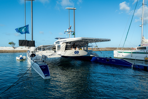 Imagem: Vista frontal do catamarã Energy Observer, navio autônomo em energia da multinacional francesa Qair. (Foto: George Lucas/ FIEC)