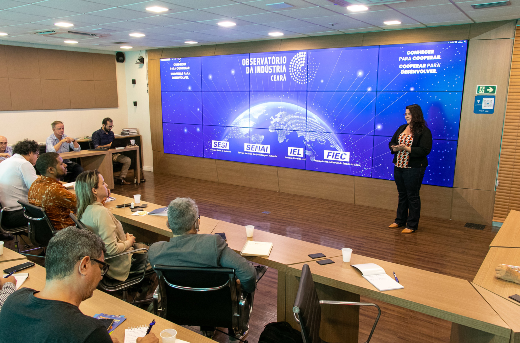 Imagem: diretora do Labomar fala em auditório da FIEC em frente a um painel digital
