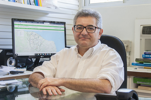 Imagem: Prof. Assis de Souza Filho: homem branco, cabelo grisalho e camisa branca