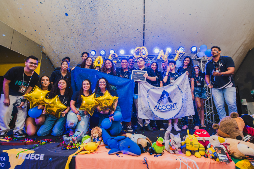 Imagem: estudantes comemorando em cima de um palco