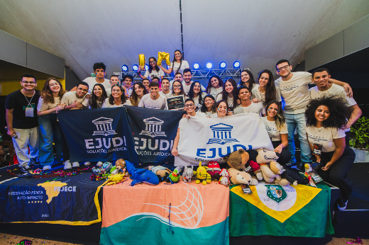 Imagem: estudantes comemorando em cima de um palco