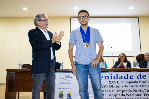 Imagem: Matheus Rocha do Nascimento recebe suas medalhas