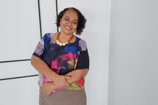 A secretária da Igualdade Racial do Estado do Ceará, Martír Silva, posa sozinha para foto