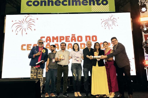 Imagem: Representantes da UFC recebem os prêmios do Ceará Awards