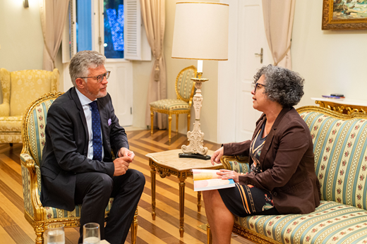 Imagem: Sentados no sofá, no Salão Dourado da Reitoria, o embaixador Andrii Melnyk e a vice-reitora Diana Azevedo conversam. (Foto: Viktor Braga/UFC Informa)