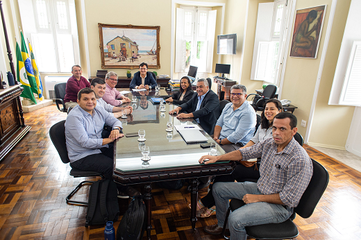 Imagem: Sentados no Gabinete da Reitoria, o reitor Custódio Almeida (ao centro) reúne-se com representantes da CAPES, da PROGRAD e do Instituto UFC Virtual. (Foto: Ribamar Neto/UFC Informa)