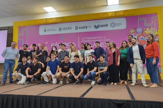 Imagens: Professores e estudantes durante a premiação do Fábrica de Programadores 