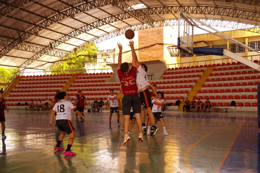 Imagem: times de basquete masculino jogam em quadra